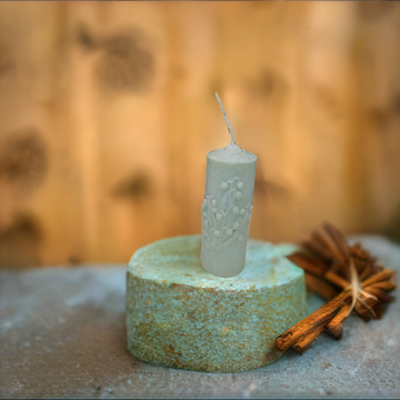 Una elegante vela navideña de soja con infusión de aceites de manzana y canela.